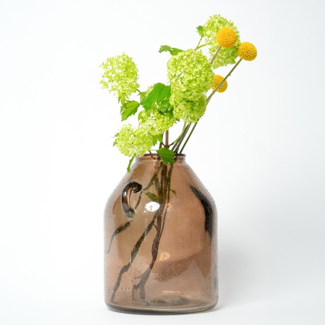 Vaso in vetro riciclato marrone con manico